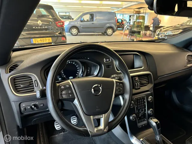 Volvo V40 2.0 T2 R-Design 2019 Benzine 22