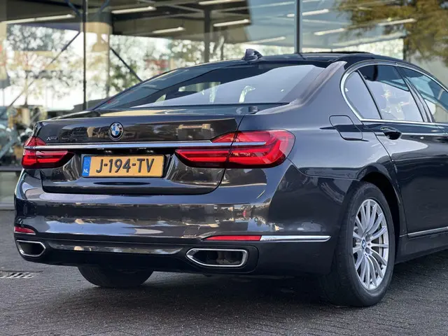 BMW 7 Serie 750i xDrive High Executive 2016 Benzine 18