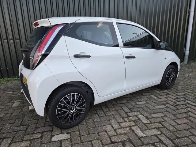 Toyota Aygo 1.0 VVT-i X-Play NAVI 2017 Benzine 7