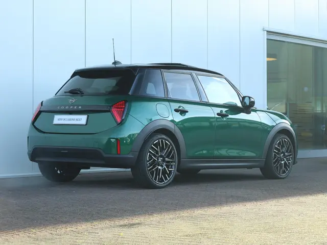 MINI 5-Deurs Mini 1.5 Cooper C Favoured L 2025 Benzine 15