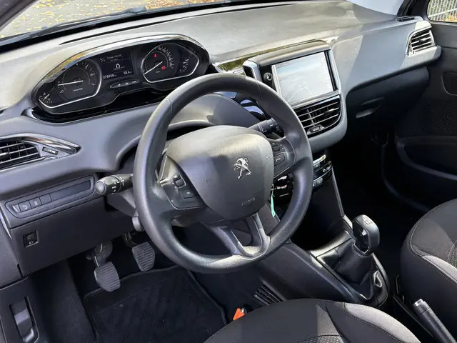Peugeot 208 1.2 VTi Envy 2013 Benzine 12
