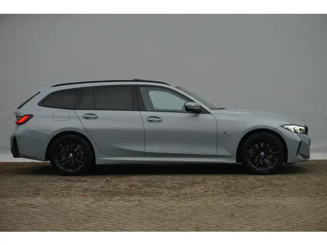 BMW 3 Serie Touring 330e 2023 Hybride Benzine 7