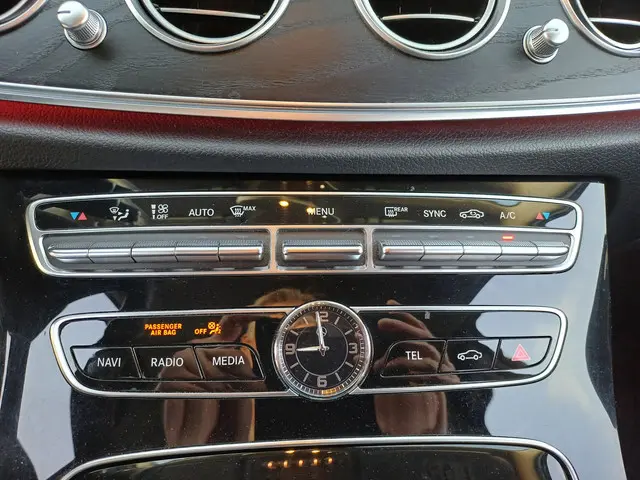 Mercedes-Benz E-Klasse 200 Premium 2017 Benzine 37