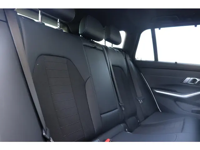 BMW 3 Serie Touring 320i Executive Edition 2020 Benzine 12