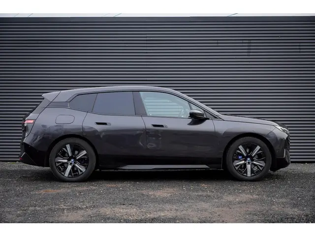 BMW iX 2