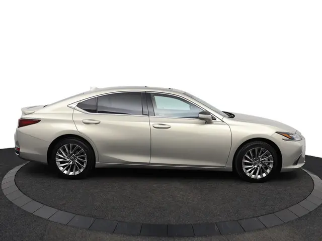 Lexus ES 300h President Line 2025 Hybride Benzine 3