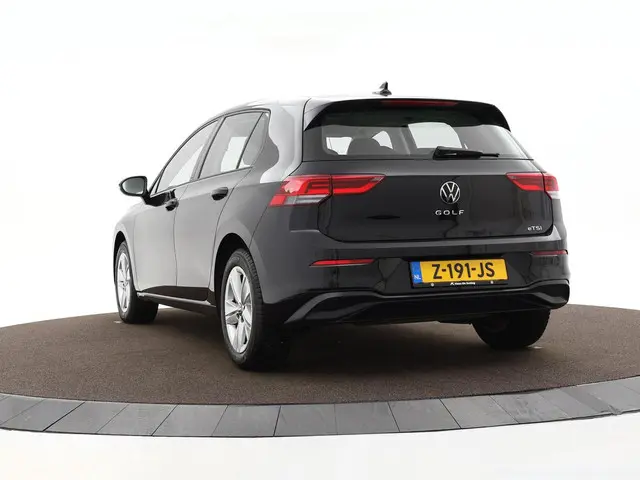 Volkswagen Golf 1.0 eTSI 110pk DSG Life 2024 Benzine 24