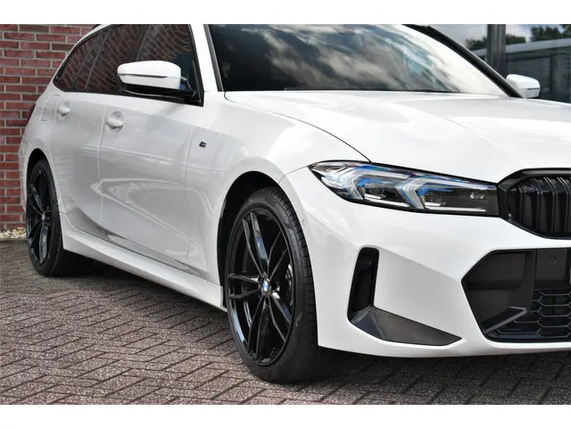 BMW 3 Serie Touring 330e M-Sport 2023 Hybride Benzine 33