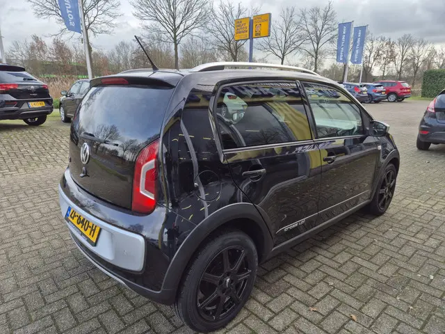 Volkswagen up! 1.0 cross up! BlueMotion 2013 Benzine 12