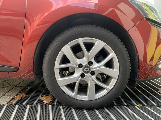 Renault Clio Estate 0.9 TCe Limited 2018 Benzine 22