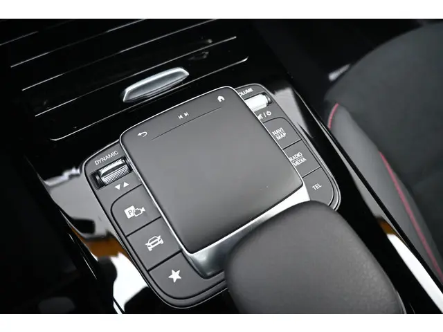 Mercedes-Benz A-Klasse 180 AMG Line 2022 Benzine 23
