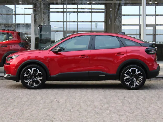 Citroën C4 HYBRID 145 BUSINESS 2025 Hybride Benzine 8