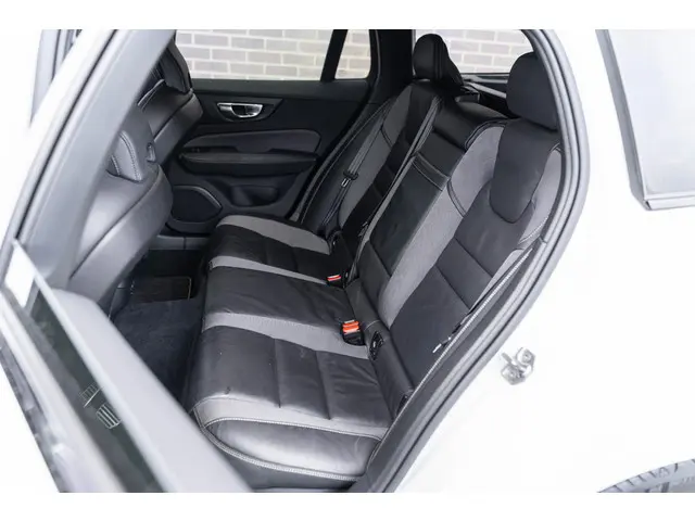 Volvo V60 2.0 B4 R-Design 2020 Benzine 20