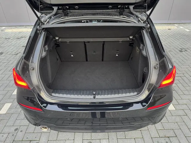 BMW 1 Serie 118i Executive Edition M 2020 Benzine 17