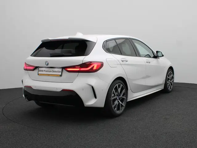 BMW 1 Serie 5-deurs 118i 2024 Benzine 2