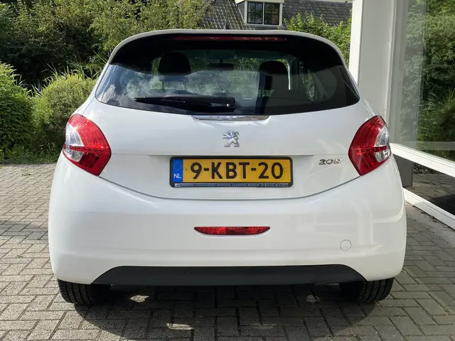 Peugeot 208 1.2i 82pk Active 2013 Benzine 16