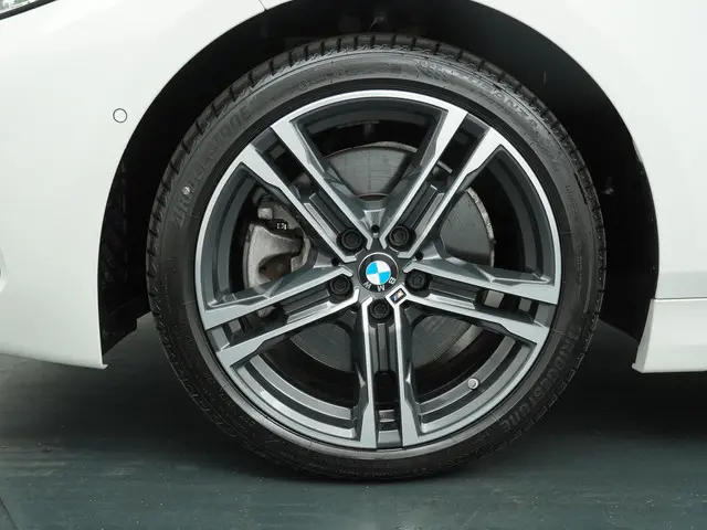 BMW 1 Serie 120i Executive 2022 Benzine 26