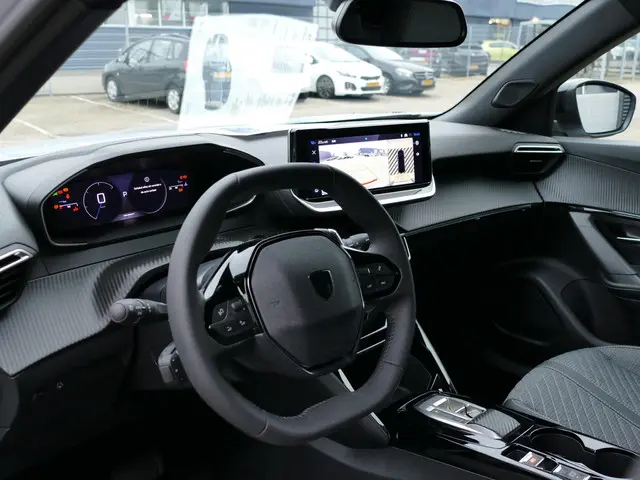 Peugeot 2008 1.2 Hybrid 145 Allure 2025 Hybride Benzine 8