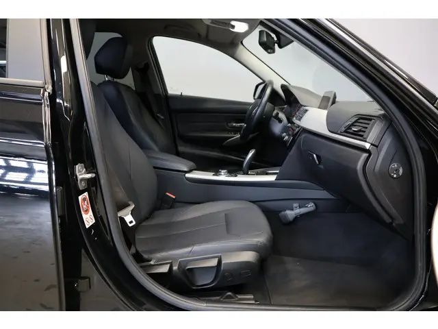 BMW 3 Serie 318i Essential | Automaat|Leder| 2016 Benzine 14