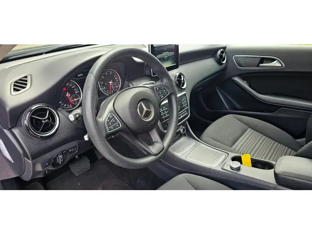 Mercedes-Benz A-Klasse 160 Business 2017 Benzine 19