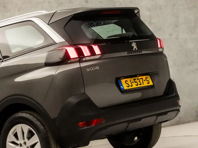 Peugeot 5008 1.2 PureTech Sport 7 Persoons 2018 Benzine 9