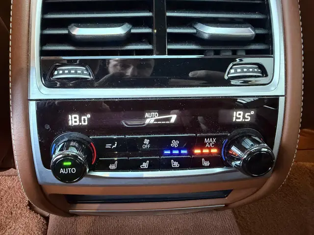 BMW 7 Serie 750i xDrive High Executive 2018 Benzine 34