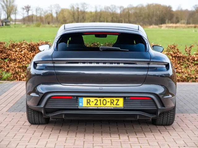 Porsche Taycan Sport Turismo 79 kWh 2022 Elektrisch 29