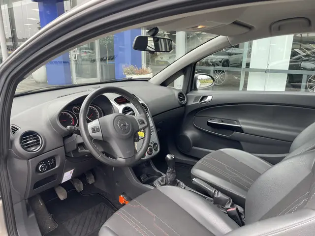 Opel Corsa 1.4-16V Cosmo 2012 Benzine 12