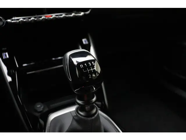 Peugeot 2008 1.2 PureTech 100 Allure 2024 Benzine 20