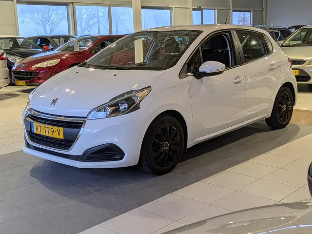 Peugeot 208 1.2 PureTech Active Automaat 2018 Benzine 2