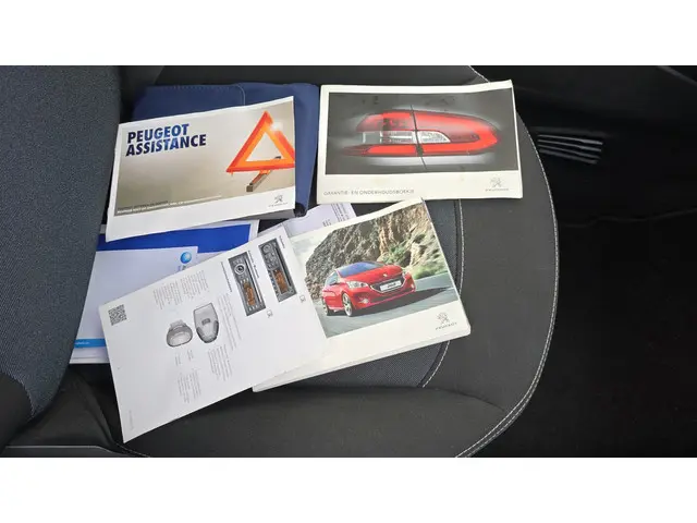 Peugeot 208 1.0 VTi LIKE 2014 Benzine 28