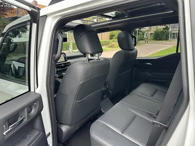 Toyota Land Cruiser 2.8 D-4D President 2025 Diesel 36