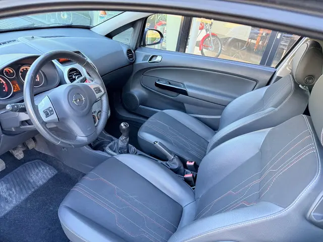 Opel Corsa 1.4-16V Anniversary OPC LINE 2013 Benzine 4