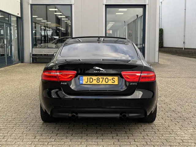 Jaguar XE 2.0 Portfolio 2015 Benzine 51