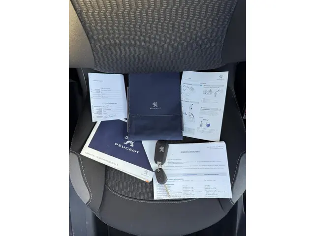 Peugeot 208 1.2 PureTech Blue Lease 2016 Benzine 35