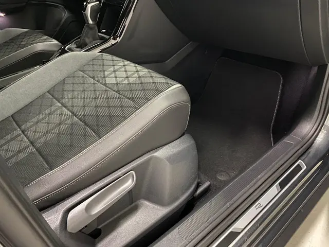 Volkswagen T-Roc 1.5 TSI R Line 2025 Benzine 38