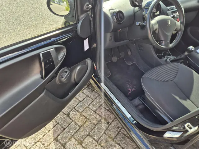 Peugeot 107 1.0 Envy 2013 Benzine 10