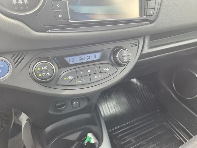 Toyota Yaris 1.5 Hybrid Dynamic 2015 Hybride Benzine 10