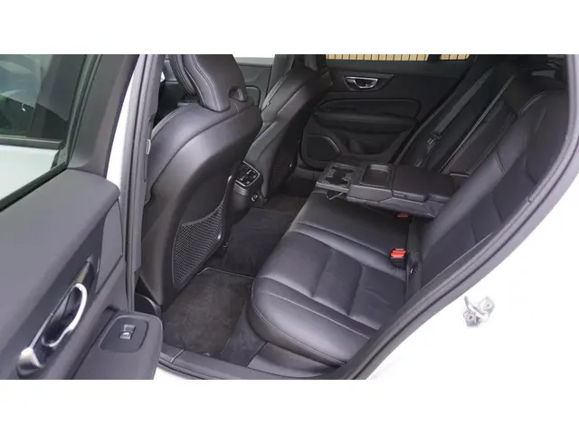 Volvo V60 2.0 T5 250pk R-Design 2019 Benzine 28