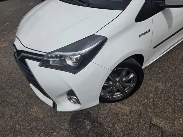 Toyota Yaris 1.5 Hybrid Dynamic 2015 Hybride Benzine 23