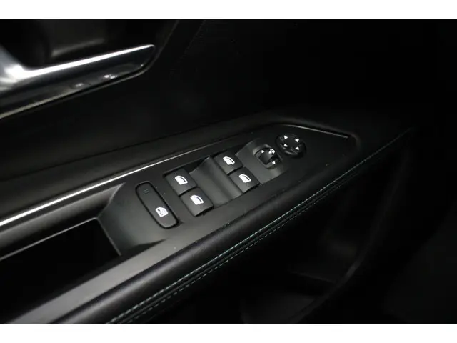 Peugeot 5008 1.2 PureTech Allure 2022 Benzine 22