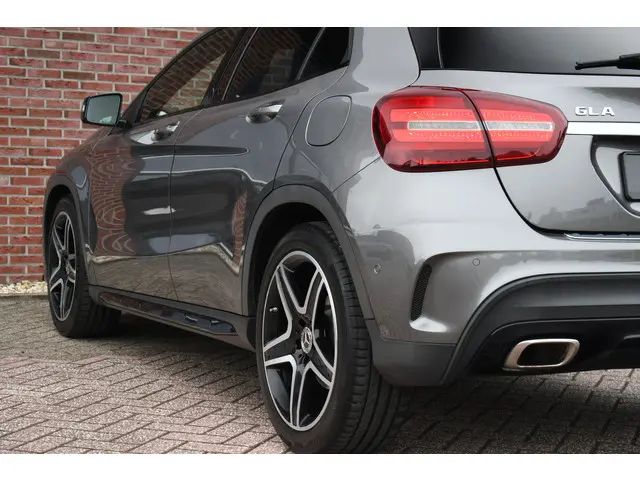 Mercedes-Benz GLA 180 AMG Night 2019 Benzine 34