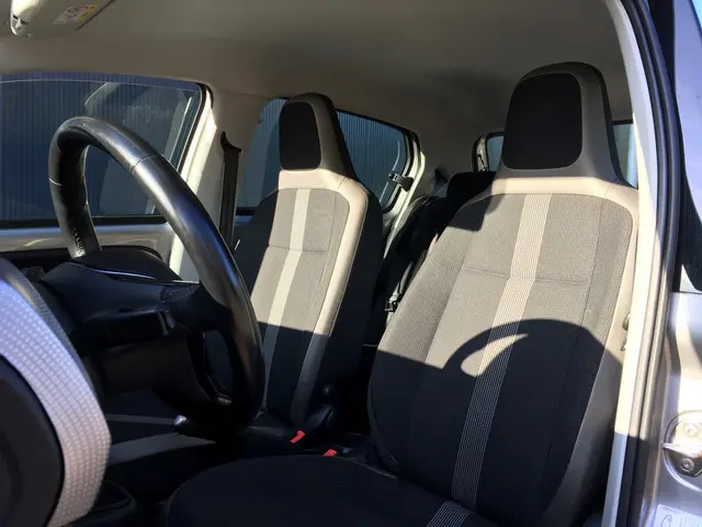 Volkswagen up! 1.0 BMT high up! 2018 Benzine 9