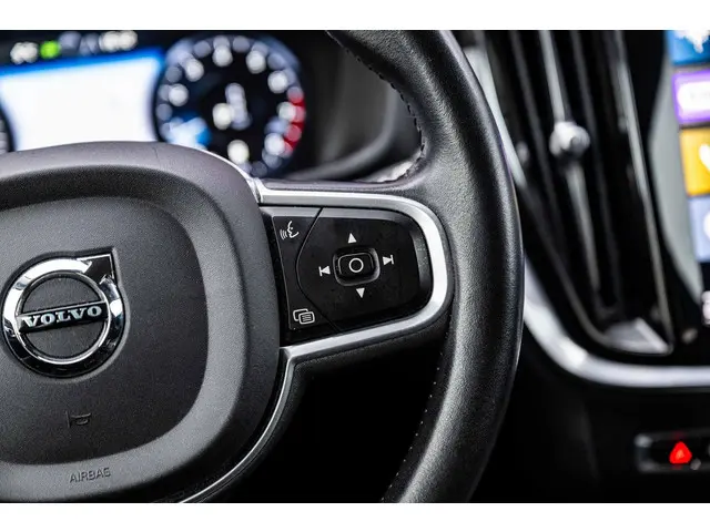 Volvo V60 2.0 B3 Momentum Advantage 2021 Benzine 23
