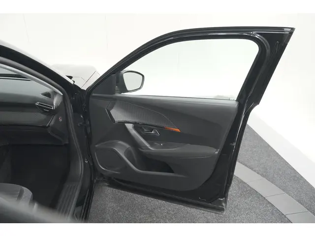 Peugeot 2008 PureTech 130 EAT8 Active 2021 Benzine 60