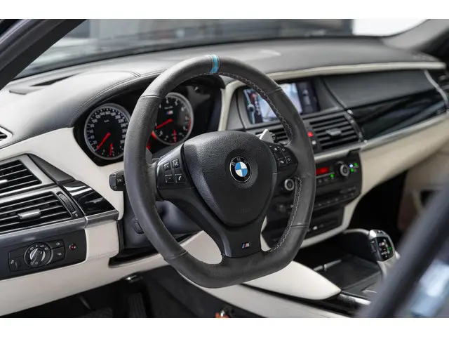 BMW X5 4.4i M 556 PK Akrapovic Full Option 2012 Benzine 30