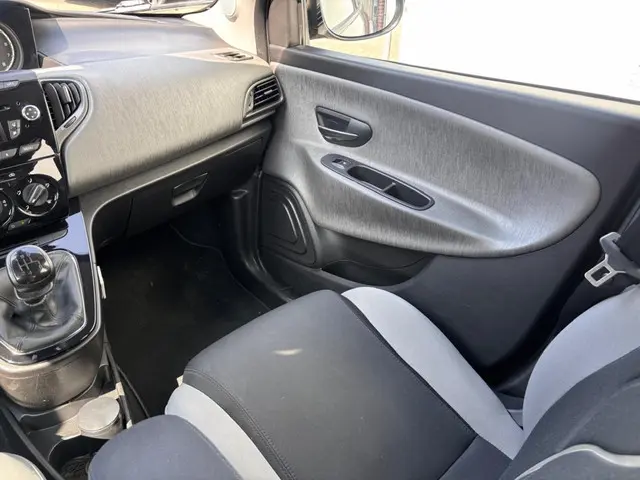 Lancia Ypsilon 0.9 TwinAir Silver + 2013 Benzine 20