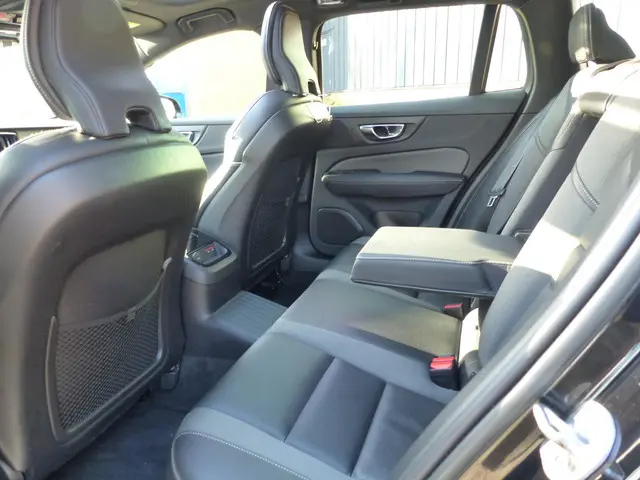 Volvo V60 T6 Recharge AWD R-Design 2022 Hybride Benzine 8