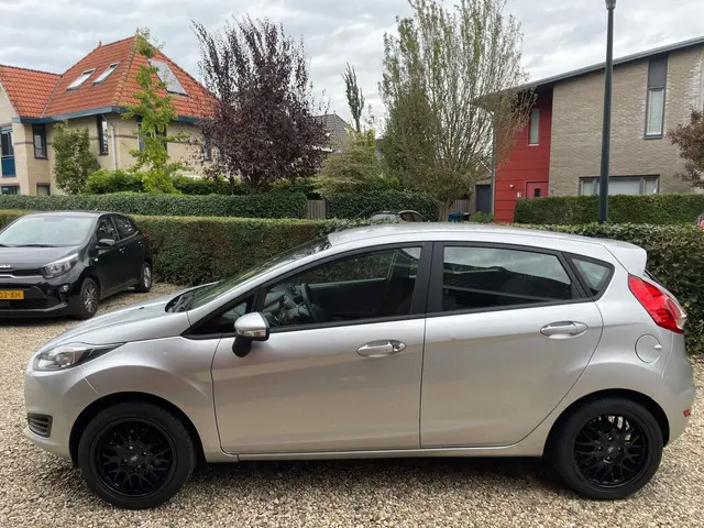 Ford Fiesta 1.25 2015 Benzine 2