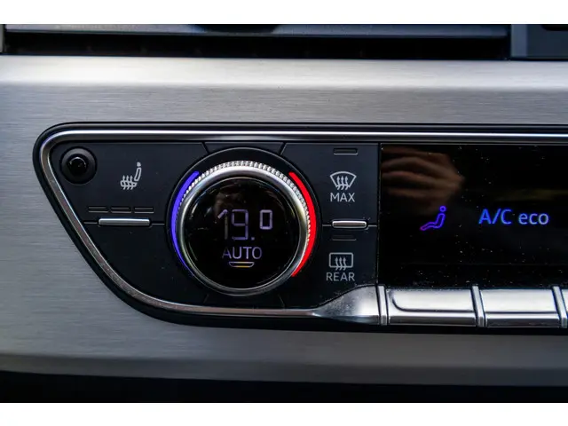 Audi A4 Avant 45 TFSI quattro edition one 2020 Benzine 35